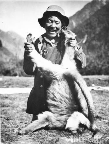 Ein Tibeter mit erlegtem Affen.jpg