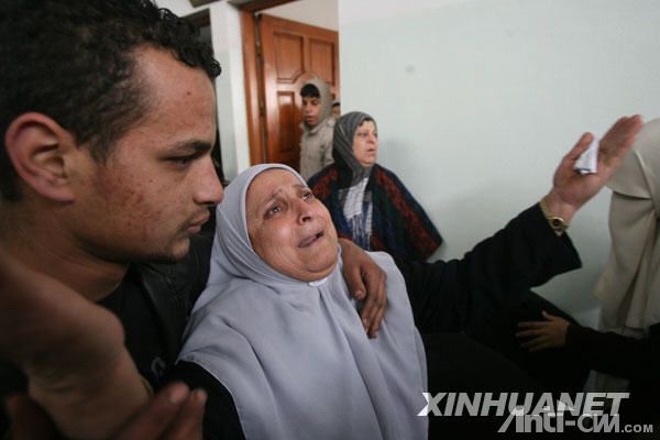12月29日，在加沙地带的杰巴利耶难民营，死者亲属痛哭流涕。这个家庭的5名同胞姐妹在以军29日的空袭中丧生 ...