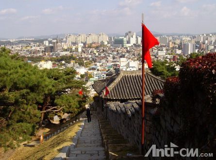 水原古城垣上眺望新城区