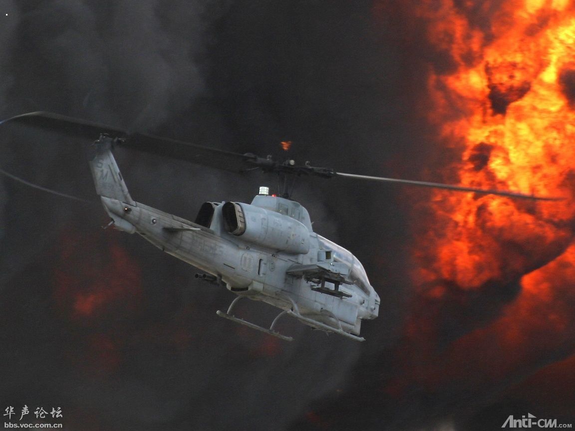 8.战火中洗礼的AH-1直升机.jpg