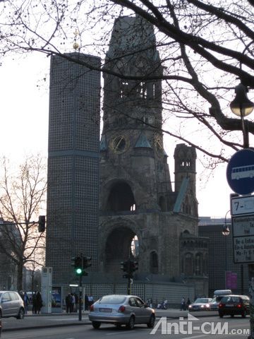 柏林“裤裆”大街附近的纪念教堂，左边是战后新建，右边顶部二战期间被炸毁 ...