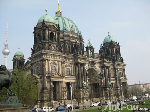 柏林大教堂，就在这前面草坪上被ZDF采访，后左是柏林电视塔
