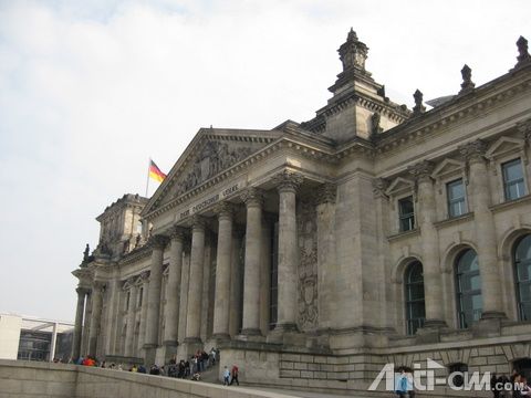 议会大厦-Dem Deutschen Volk 可译为"为人民服务"