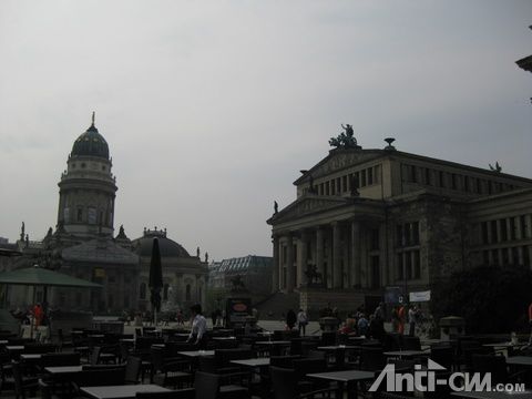 号称柏林最美的御林广场，这里deutsche dom德国大教堂和其他2处景点
