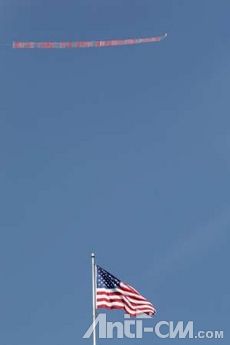 007自由星条旗上空的标语.jpg