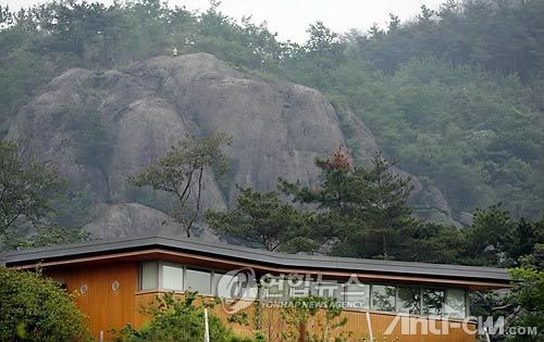 位于庆南金海市峰下村的峰下山，也是卢武铉跳崖的石山