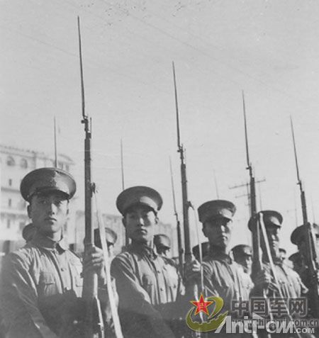 1951年第二届国庆节受阅的人民解放军步兵部队.jpg