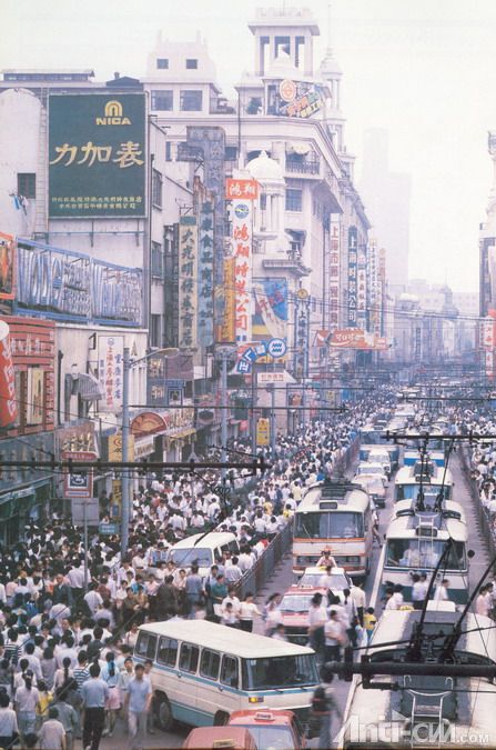 南京东路最热闹时期的照片（80年代末）.jpg
