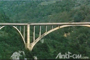 为电影拍摄而专门建造的桥.jpg