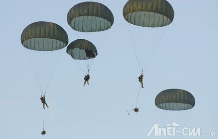 进行伞降训练的澳大利亚空降兵3.jpg