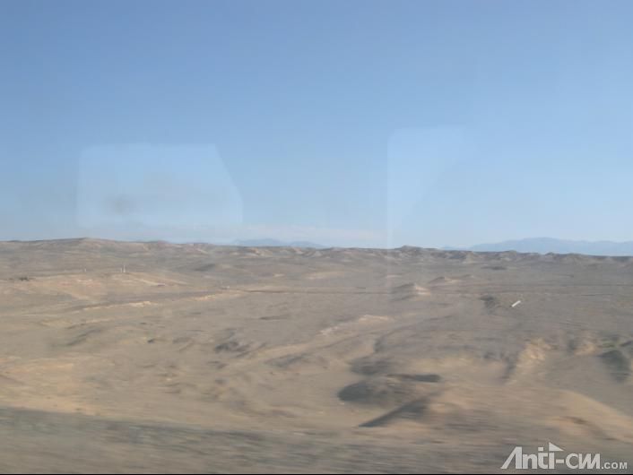 进入新疆和甘肃交界的辽远的寸草不生的戈壁滩.jpg
