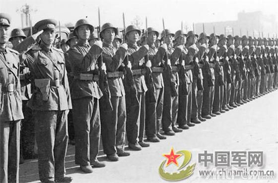 2、中国人民解放军部队整装待发.jpg