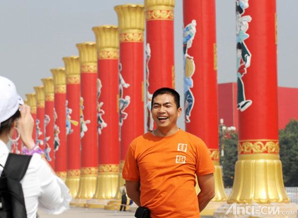 游人在北京天安门广场东侧的“民族团结柱”前拍照留念.jpg