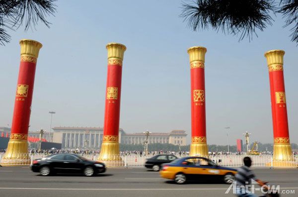北京天安门广场东侧的“民族团结柱”.jpg