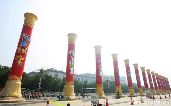 北京天安门广场东侧的民族团结柱.jpg
