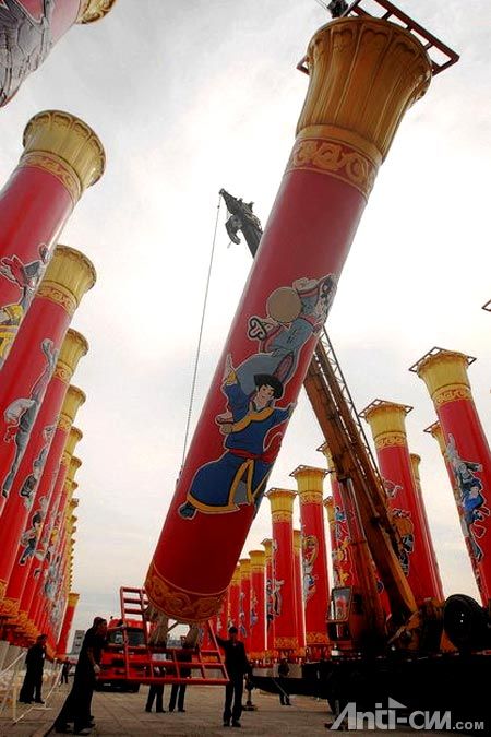 “民族团结柱”高约13米，重26吨.jpg