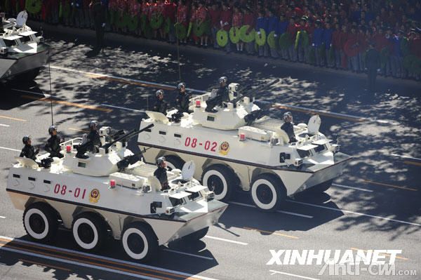 武警装甲车方队在长安街上行进。.jpg