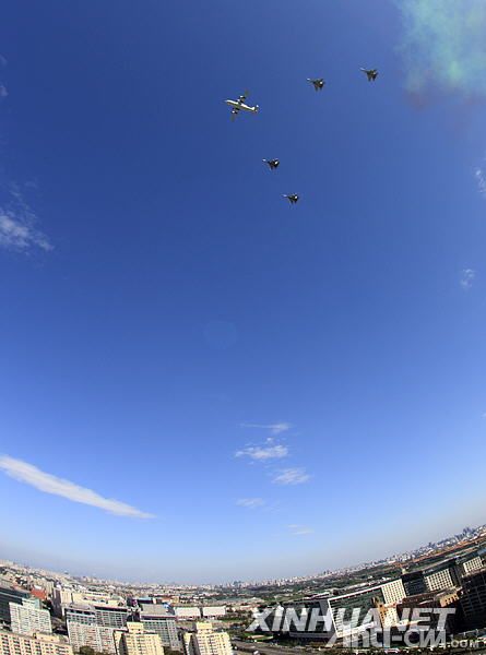 预警机梯队飞过北京上空.jpg