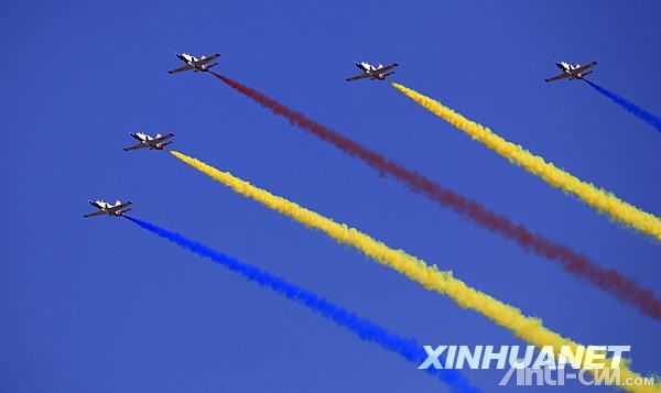 教练机梯队飞过北京上空。2.jpg
