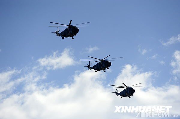 直升机梯队飞过北京上空。 1.jpg