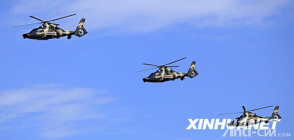 直升机梯队飞过北京上空。 3.jpg