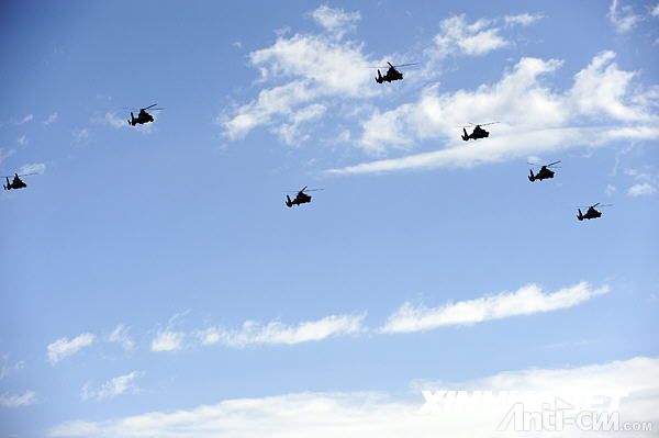 直升机梯队飞过北京上空。 2.jpg