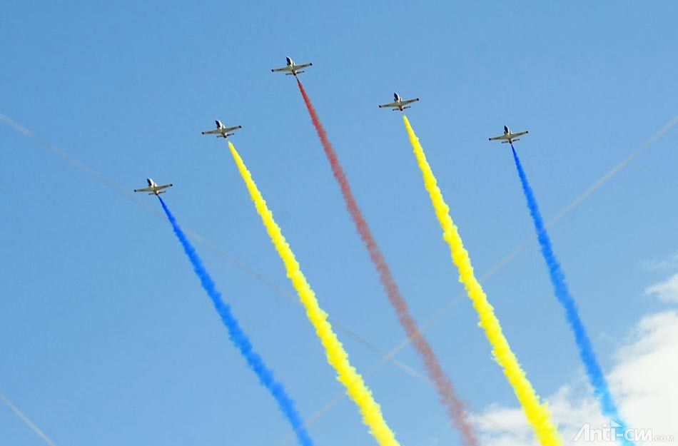 1、空中梯队中的教练机梯队飞过天安门广场上空.jpg