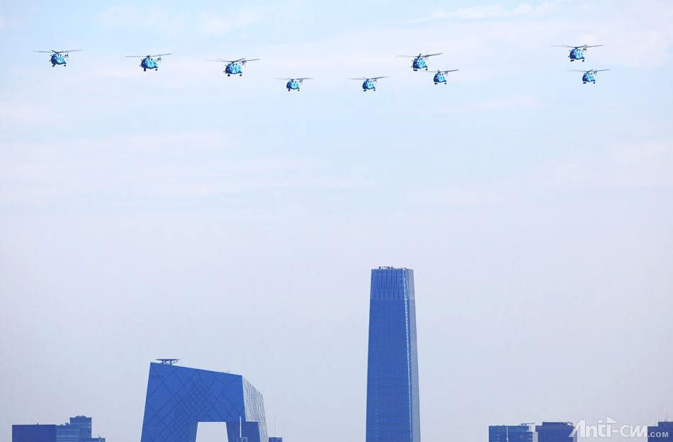 2、直升机梯队飞过北京上空.jpg