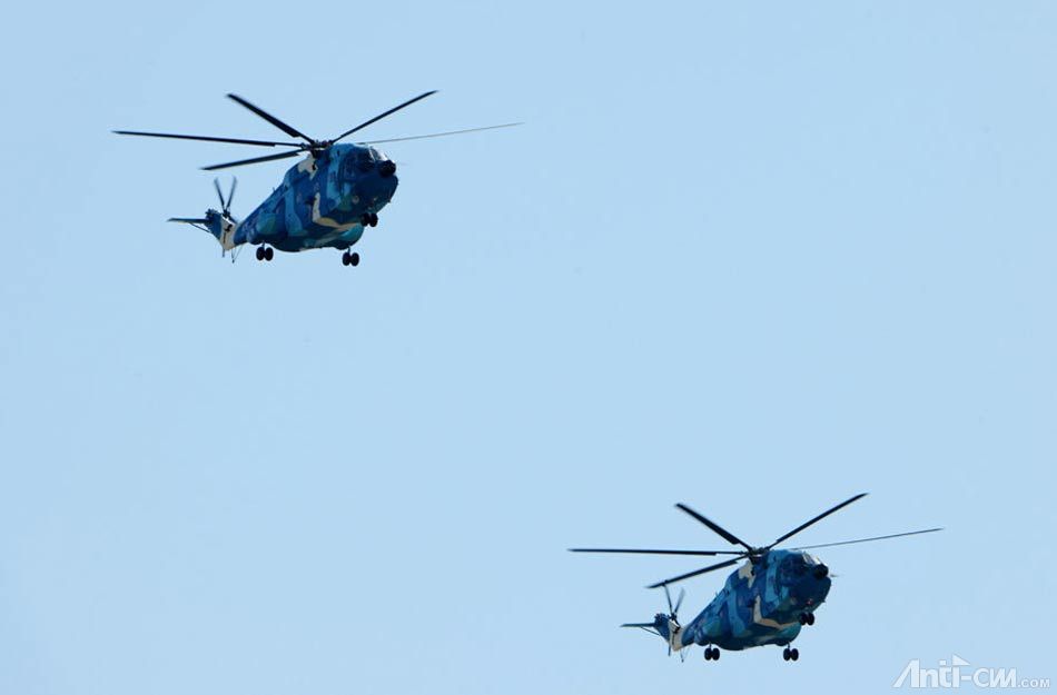 7、直升机梯队飞过北京上空.jpg