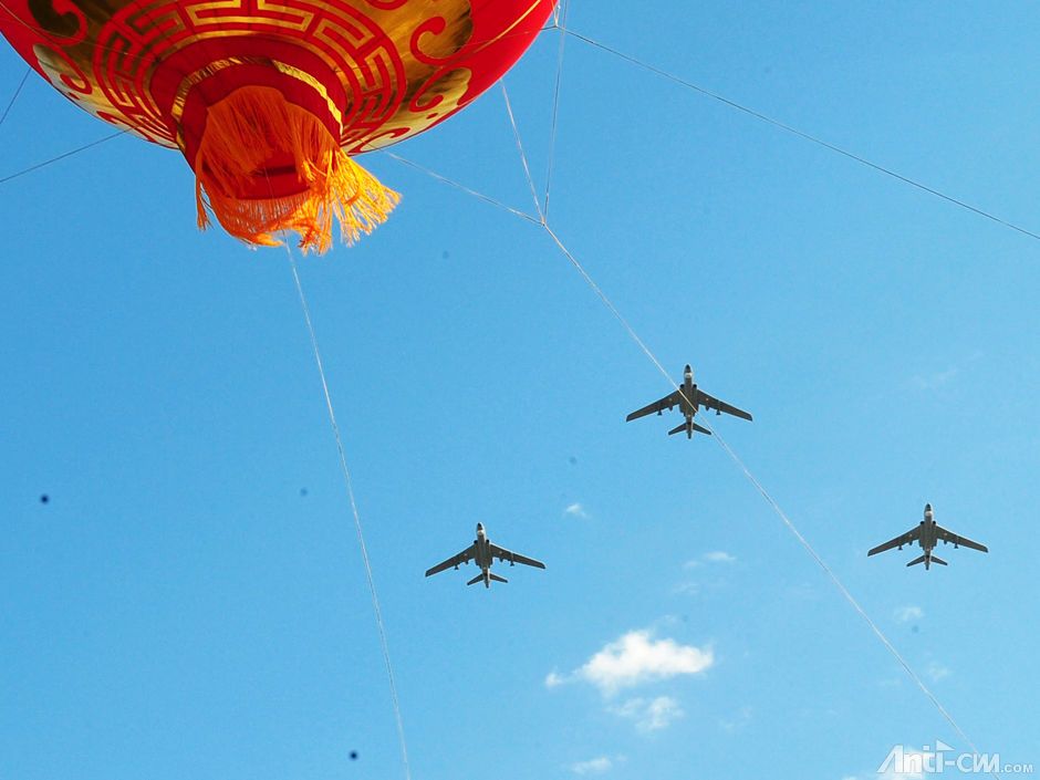 14、空中梯队中的轰炸机梯队飞过天安门广场上空.jpg