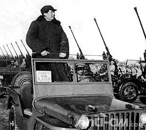 1949年毛主席机场检阅入城部队.jpg