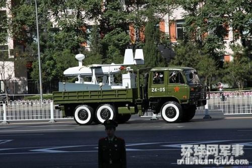 刚刚参加完阅兵的受阅部队驶过北京市区