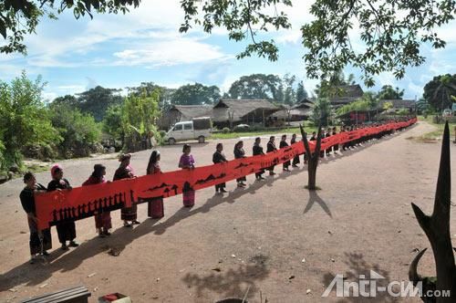 60米织布长卷表达了佤族人民对祖国的深情祝福.jpg