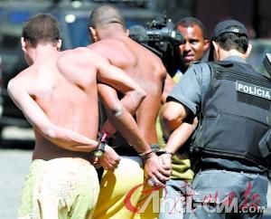 里约热内卢警方在扫毒行动中逮捕了两名嫌疑犯.jpg
