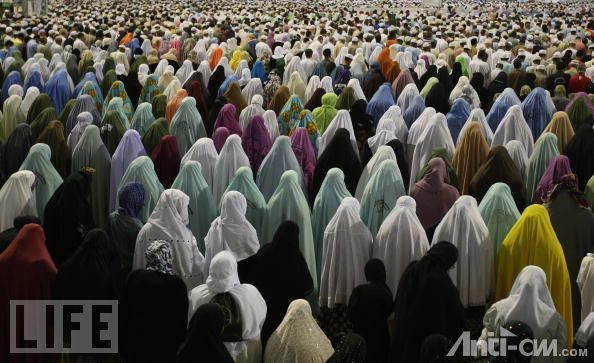 www.life.com_Muslim Women Outside the Grand Mosque_93329636.jpg