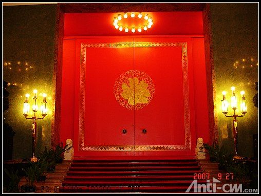 大使馆大厅的红门