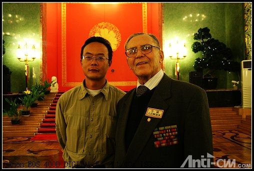 本人和二战老兵的照片。注意老兵胸前的标志“中国人民解放军”老人曾经在中国作战。 ...