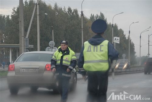 俄罗斯警察很敬业，当然不白敬业