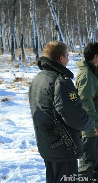 俄罗斯警察标准装备：手枪+冲锋枪