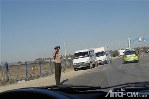 因为是中国边检送到哈萨克斯坦的，所以哈方边检很客气