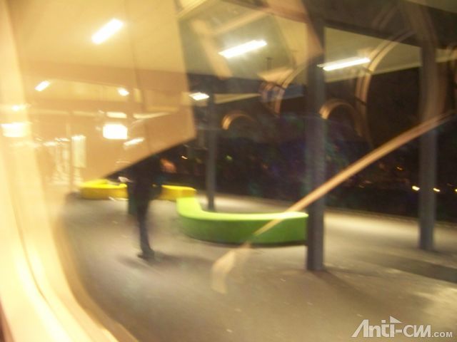 回家路上轻轨站突然出现的黄绿色座椅