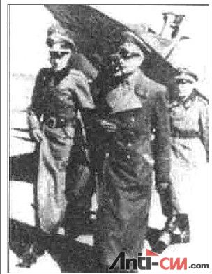 4. 1943年，弗拉索夫与俄罗斯营的军官们.jpg