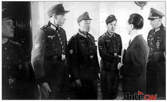 9. 1943年，德国宣传部长戈培尔与俄罗斯营的军官们.jpg