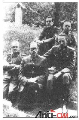 6. 1943年，弗拉索夫与俄罗斯营的军官们的合影.jpg