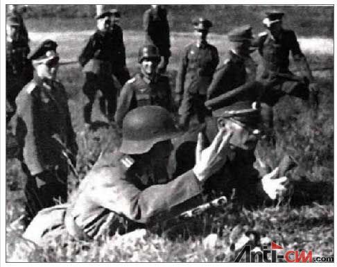 8. 1943年5月，弗拉索夫与的军军官视察德军中的一个俄罗斯营.jpg