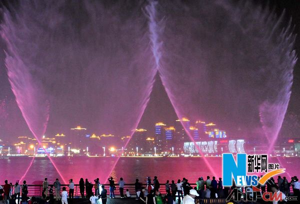 5.世博园浦东园区大型音乐喷泉表演呈现一幅绚烂的图案.jpg