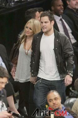 新闻插图：Hilary Duff和新婚老公Mike Comrie.JPG