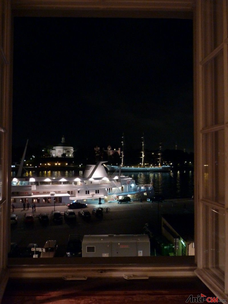 从旅馆眺望河岸的夜景