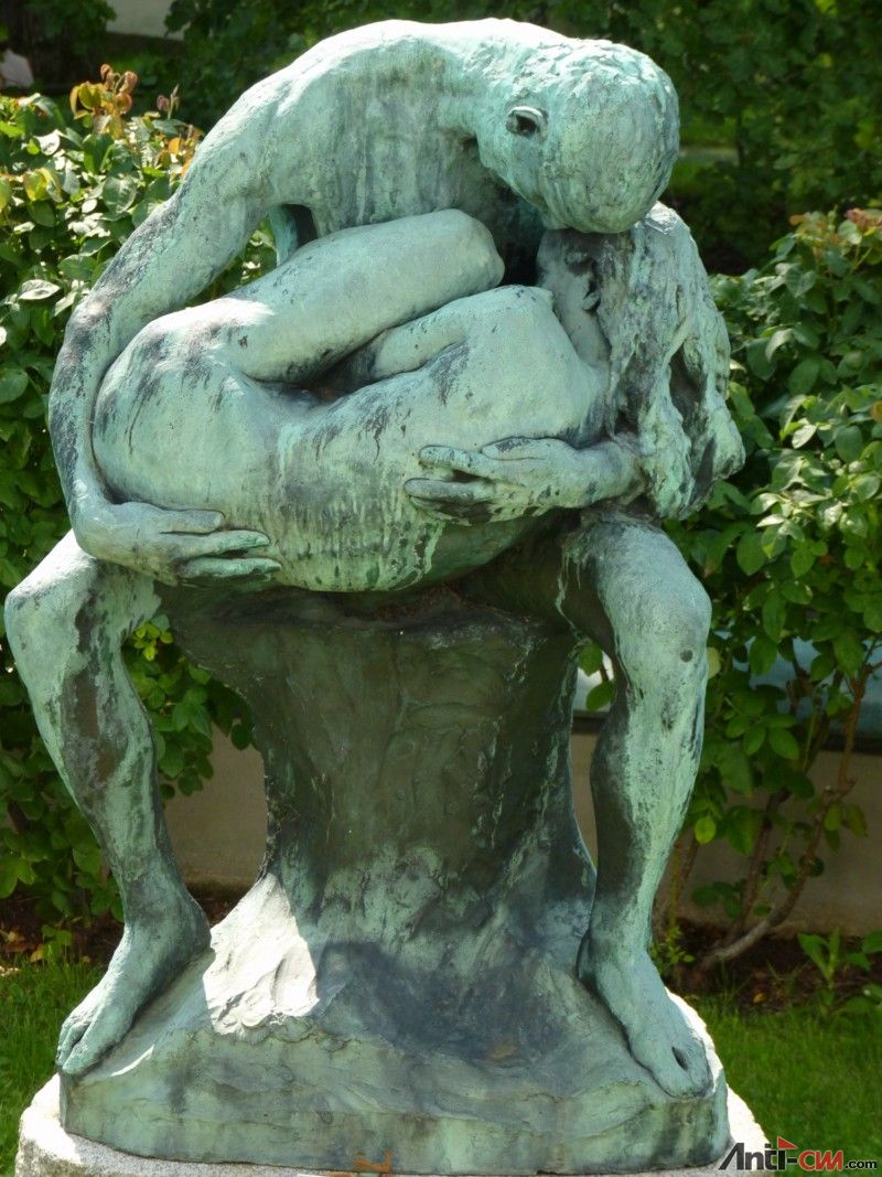THIEL 画馆外花园里的雕塑