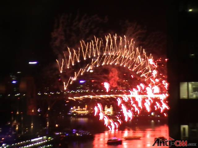 PIC_1170 午夜 悉尼港大桥也开始焰火表演.JPG